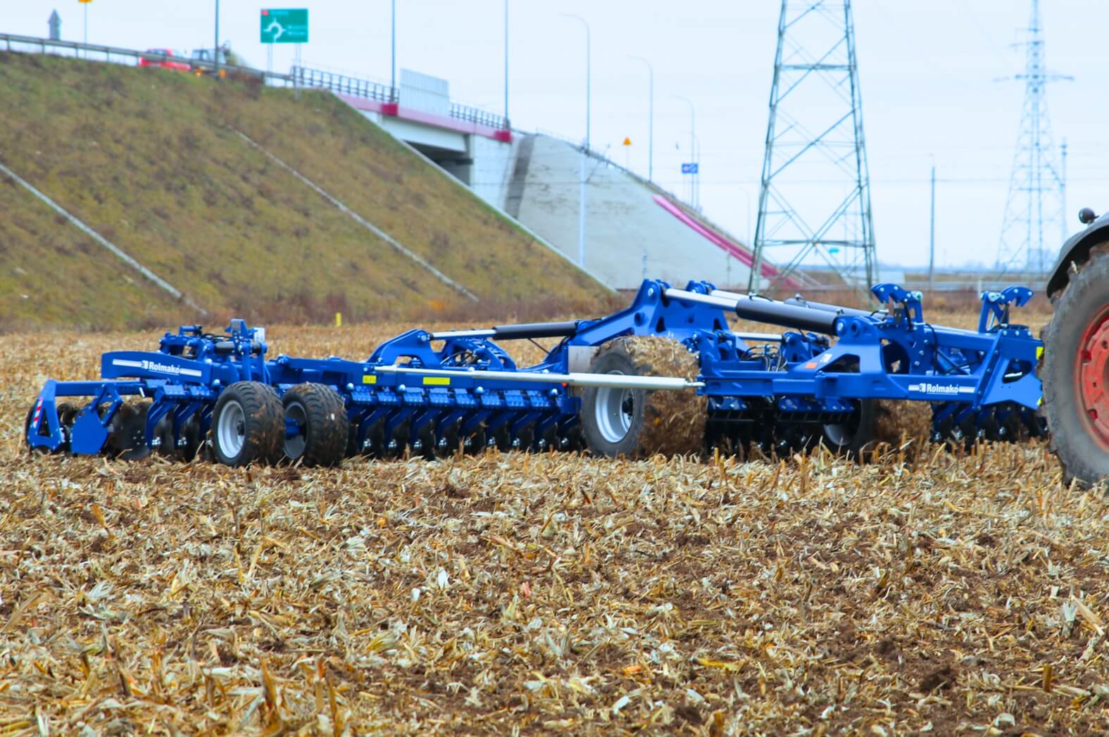 дисковая борона Rolmako PowerDisc U665 на поле